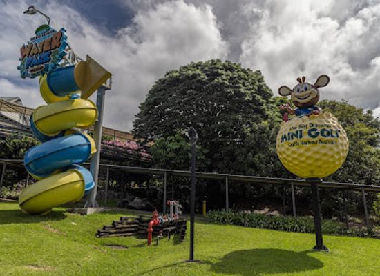 australia/far-west/landmark/the-big-banana-fun-park