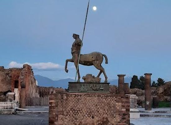 italy/campania/landmark/piazza-esedra