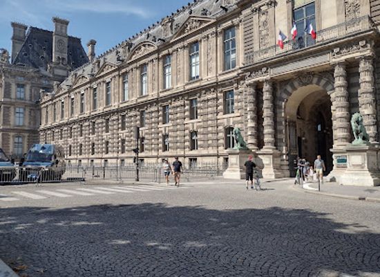 france/paris/louvre-tuileries/landmark/porte-des-lions
