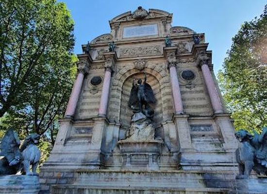 france/ile-de-france/landmark/pl-saint-michel