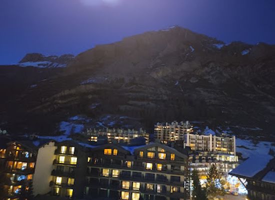 france/val-d-isere/landmark/restaurant-le-salon-des-fous-val-d-isere