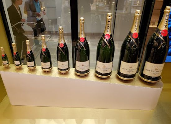 france/champagne/landmark/statue-de-dom-perignon