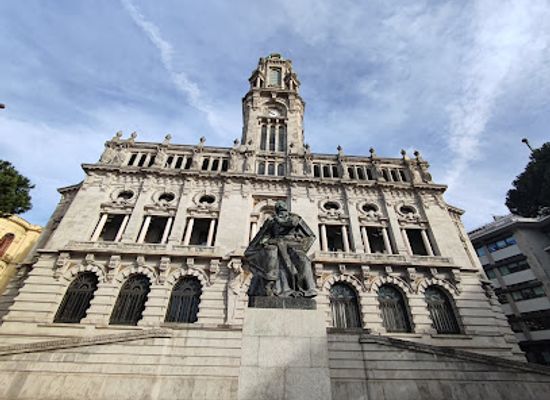 portugal/porto/baixa/landmark/monumento-a-almeida-garrett