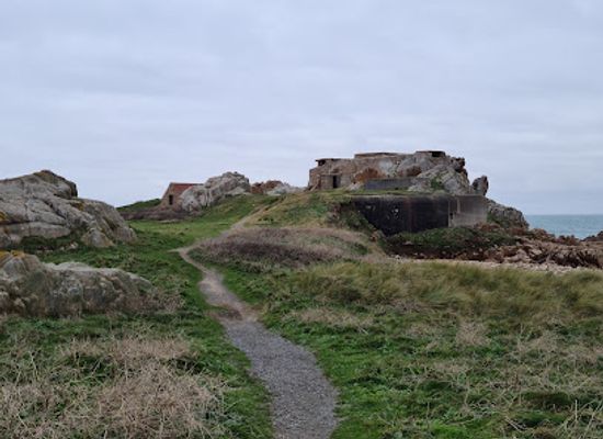 guernsey/st-sampson/landmark/grandes-rocques-beach