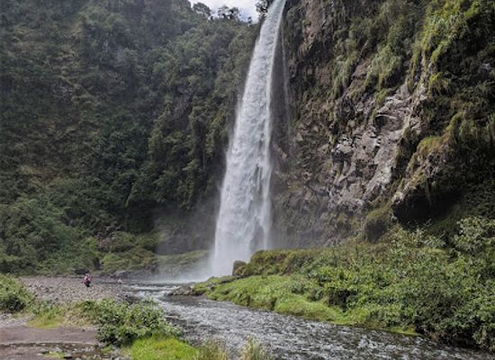 ecuador/sierra/landmark/condor-machay-cascadas