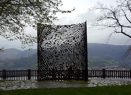 spain/basque-country/landmark/fingerprint-sculpture