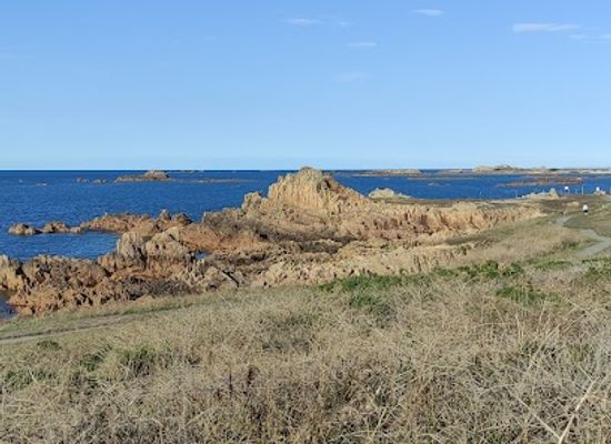 guernsey/vazon-bay/landmark/fort-hommet-gun-casemate-bunker