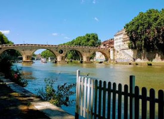 italy/rome/landmark/lungotevere-in-augusta
