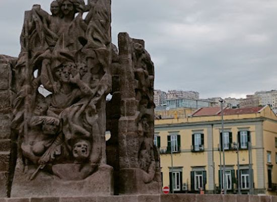 italy/naples/chiaia/landmark/monumento-allo-scugnizzo