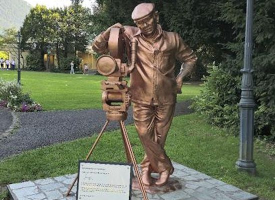 switzerland/murren/landmark/yash-chopra-statue