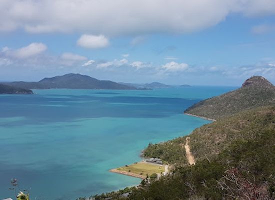 australia/whitsunday-islands/landmark/lookout-over-catseye-beach