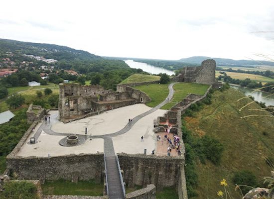 hungary/csallokoz/landmark/hrad-devin