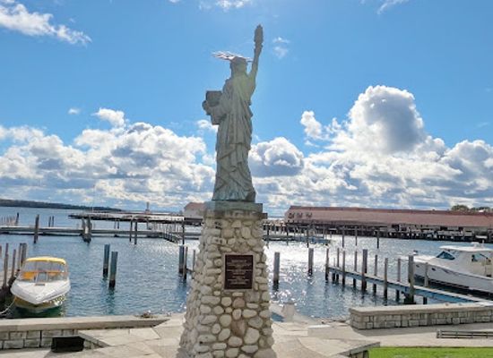 michigan/mackinac-island/landmark/3d-maze-of-mirrors