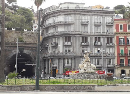 italy/naples/chiaia/landmark/fontana-della-sirena