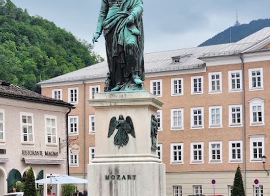 austria/salzburg/landmark/mozartstatue