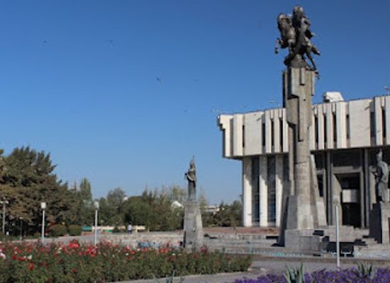 kyrgyzstan/chuy-valley/landmark/manas-statue