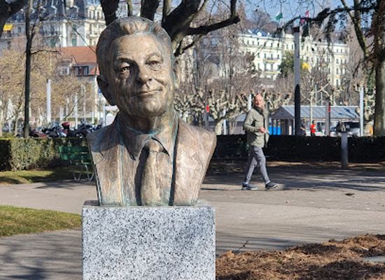 switzerland/lausanne/ouchy/landmark/buste-jean-pascal-delamuraz