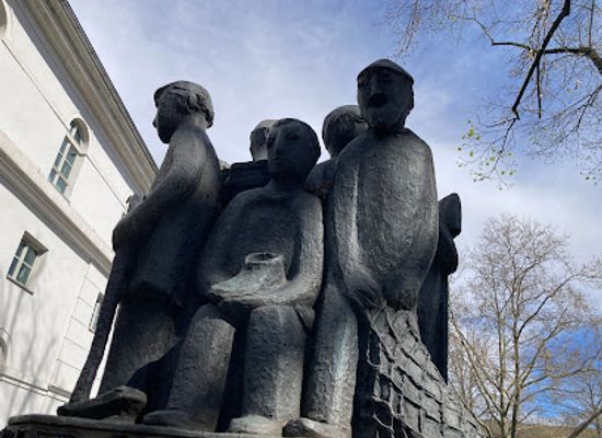 germany/frankfurt/sachsenhausen/landmark/zunftbrunnen