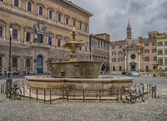 italy/rome/campo-de-fiori/landmark/piazza-farnese