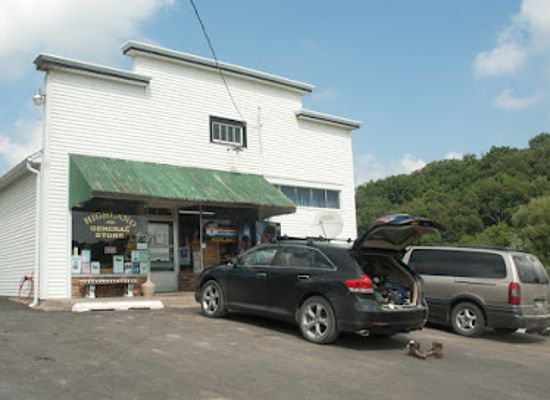 iowa/driftless-area/landmark/highland-general-store-and-bear-creek-cabins