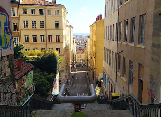 france/lyon/croix-rousse/landmark/traboule-et-cour-des-voraces