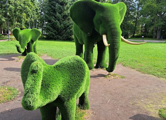 estonia/parnu-beach/landmark/parnu-green-elephants