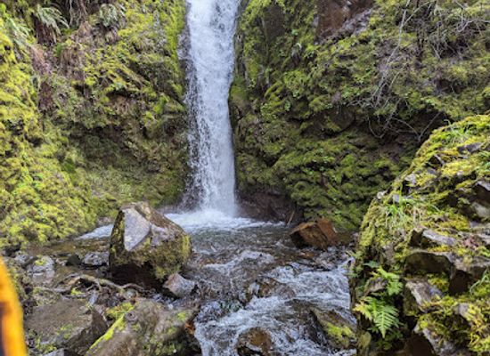 oregon/wasco-county/landmark/hole-in-the-wall-falls