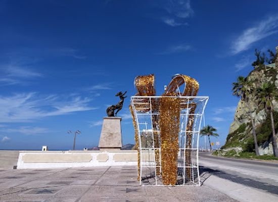 mexico/mazatlan/landmark/monumento-a-la-mujer-mazatleca