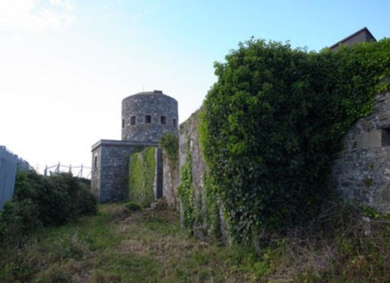 guernsey/st-sampson/landmark/mont-crevelt