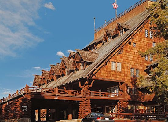 montana/yellowstone-national-park/landmark/old-faithful-inn