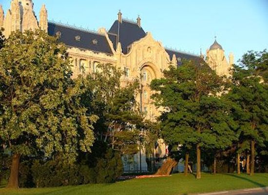 hungary/central-hungary/landmark/szechenyi-istvan-ter-szechenyi-lanchid