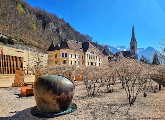 liechtenstein/furstensteig/landmark/regierungsgebaude-des-furstentums-liechtenstein