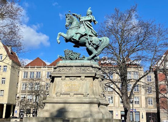poland/zulawy/landmark/statue-of-john-iii-sobieski