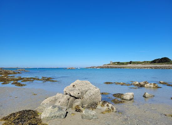 guernsey/petit-bot-bay/landmark/chouet-bay