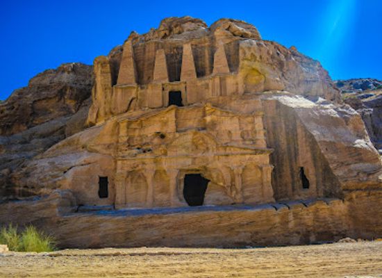 jordan/petra/petra-archaeological-park/landmark/obelisk-tomb-bab-as-siq-triclinium