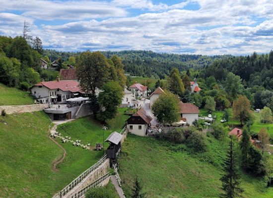 slovenia/posavje/landmark/predjama-castle