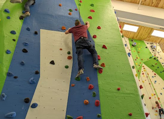 nebraska/eugene-t-mahoney-state-park/landmark/e-t-mahoney-state-park-activity-center-venture-climb-and-seasonal-ice-skating-rink