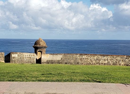 puerto-rico/mayaguez-region/landmark/callejon-de-la-puerta-con-la-bandera