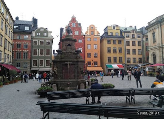 sweden/stockholm/gamla-stan/landmark/iron-boy-boy-watching-the-moon
