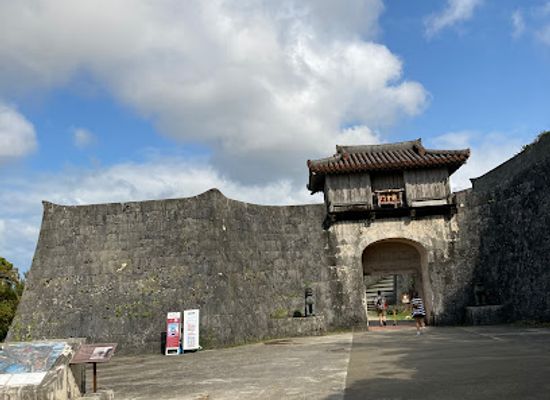 japan/okinawa/landmark/sonohyan-utaki-ishimon-stone-gate-of-the-sonohyan-shrine
