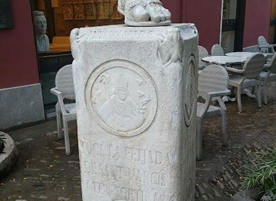 spain/girona/landmark/estatua-de-los-deseos-pisada-de-san-narciso