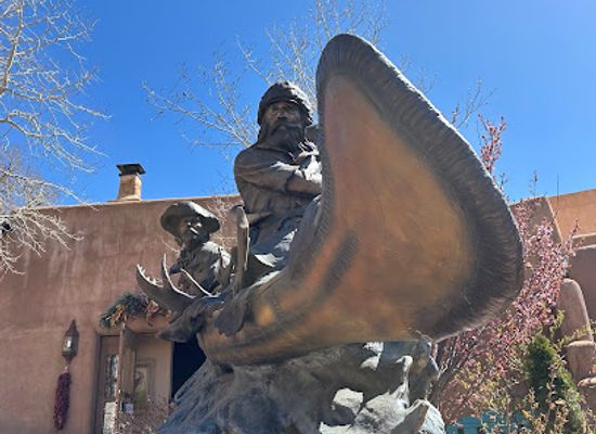new-mexico/santa-fe/landmark/frontiersmen-canoe-statue