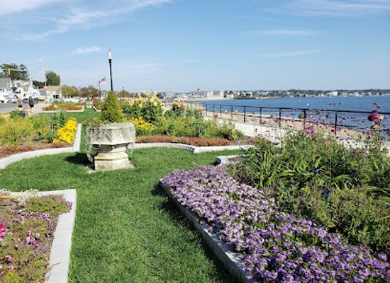 massachusetts/gloucester/landmark/tulip-garden-monuments
