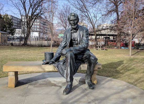 idaho/boise/north-end/landmark/abraham-lincoln-sitting-statue