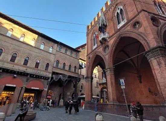 italy/emilia-romagna/landmark/piazza-della-mercanzia