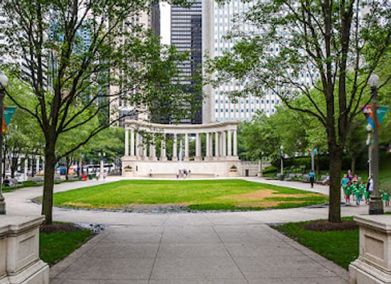 illinois/chicago/millennium-park/landmark/millennium-monument