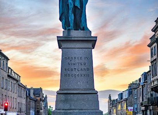 united-kingdom/edinburgh/landmark/statue-of-king-george