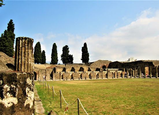 italy/pompeii/landmark/house-of-the-tragic-poet