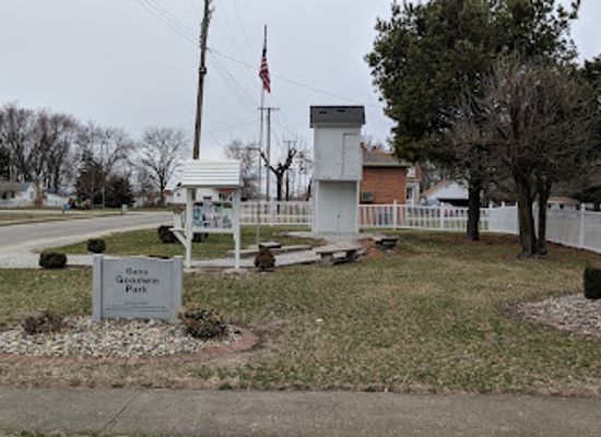 illinois/western-illinois/landmark/two-story-outhouse