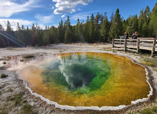 montana/yellowstone-national-park/landmark/morning-glory-pool